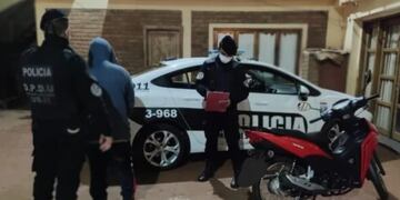 Recuperan motocicleta robada en Oberá y detienen al ladrón.