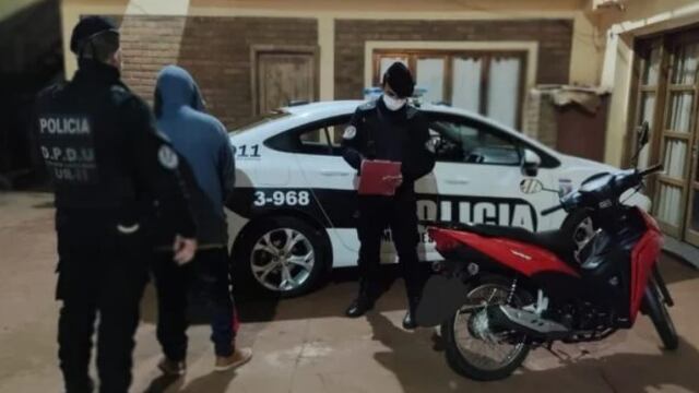 Recuperan motocicleta robada en Oberá y detienen al ladrón.