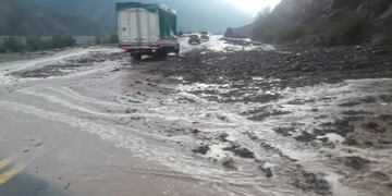 Fuertes temporales castigaron algunas localidades de Jujuy. Hubo desbordes y deslaves sobre la ruta nacional 9.