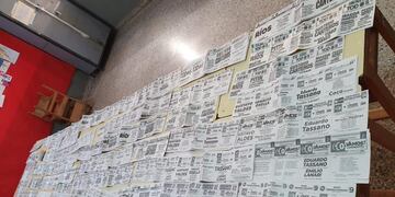 Mar de boletas en blanco y negro, en Corrientes persiste el antiguo sistema de votación.