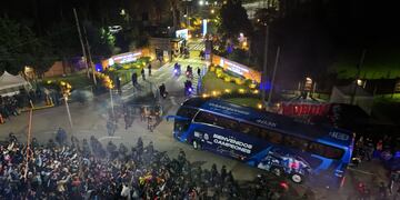 El recibimiento de la gente para la selección argentina en Ezeiza, Buenos Aires. (Foto de Clarín)