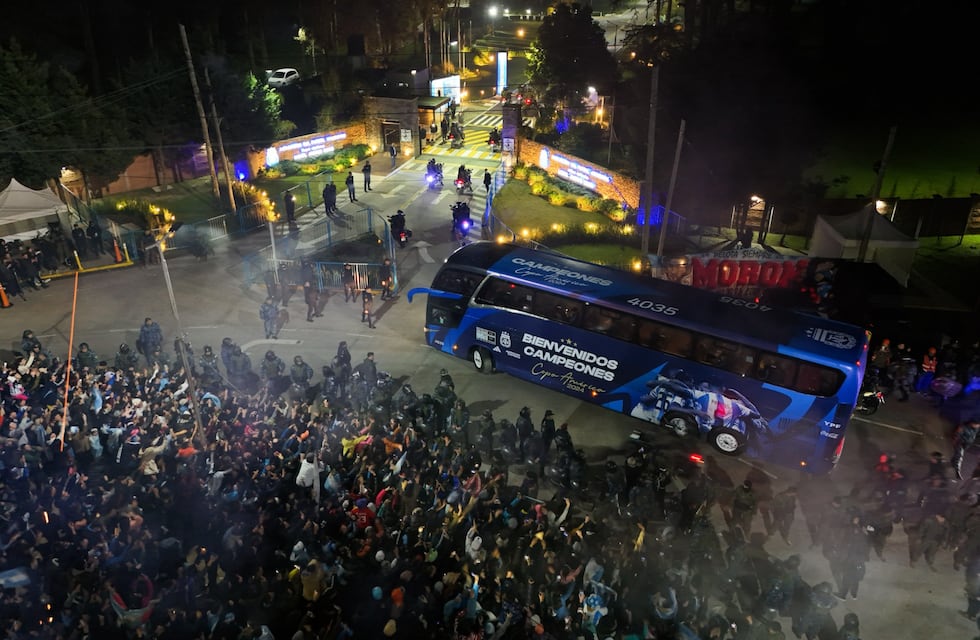 ¡Llegó la Scaloneta al país! Así fue el recibimiento de la Selección en Ezeiza