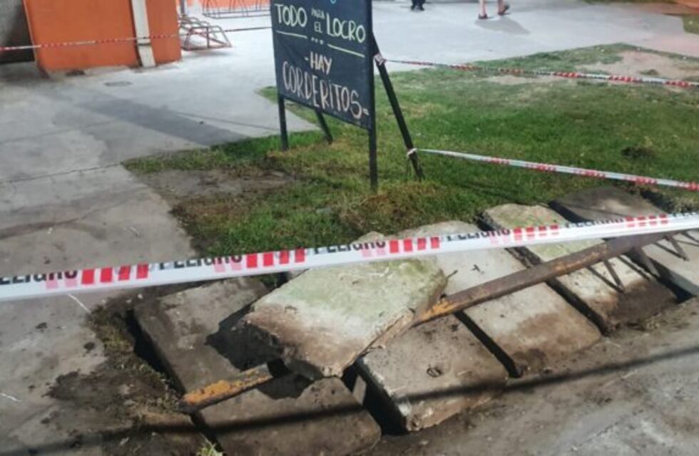 Insólito: se le abrió una boca de tormenta y cayó dentro de ella