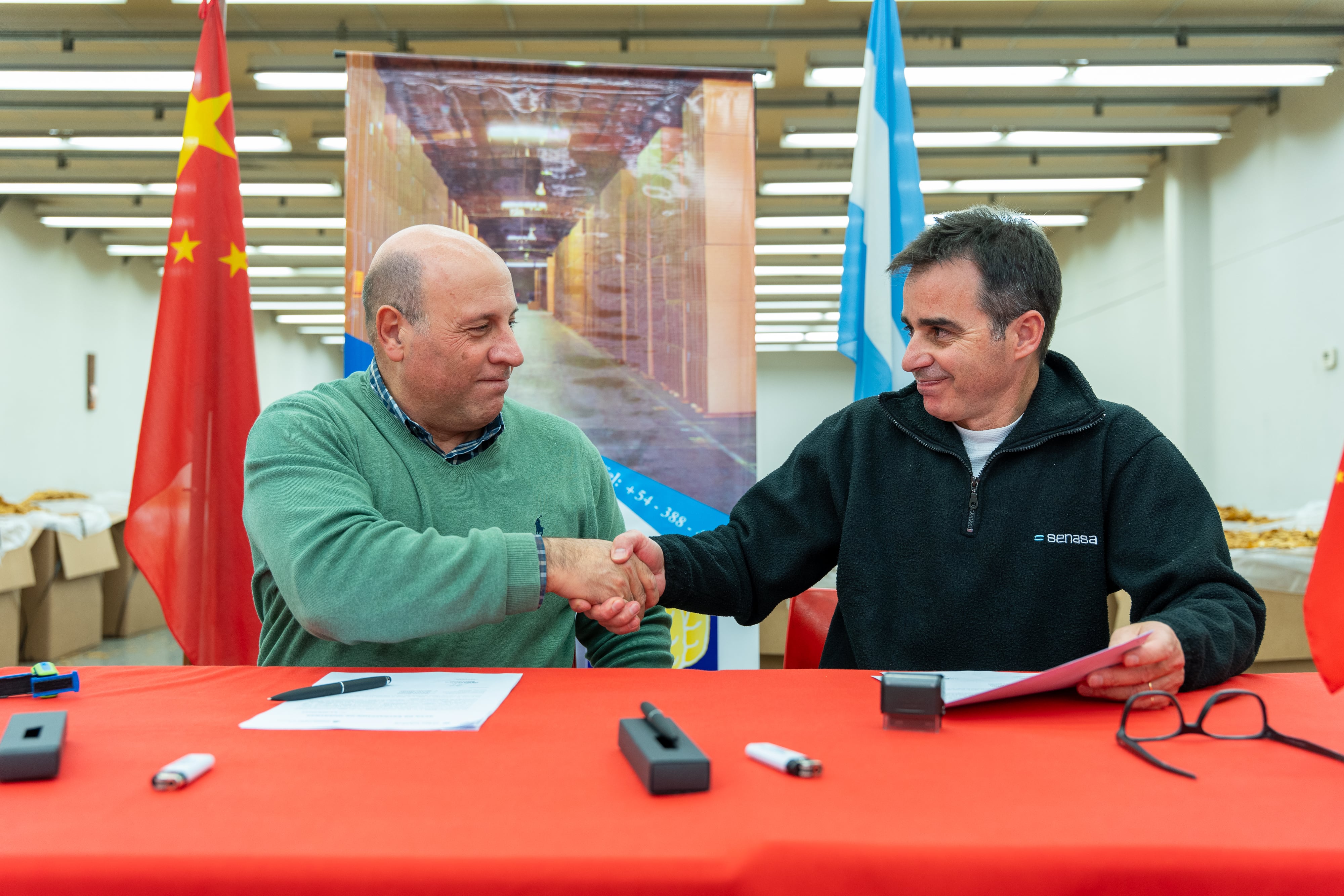 El gerente general de la Cooperativa, Miguel Testa, recibe las felicitaciones de un funcionario del SENASA por los resultados alcanzados en la inspección fitosanitaria transmitida en vivo a China, en julio pasado.