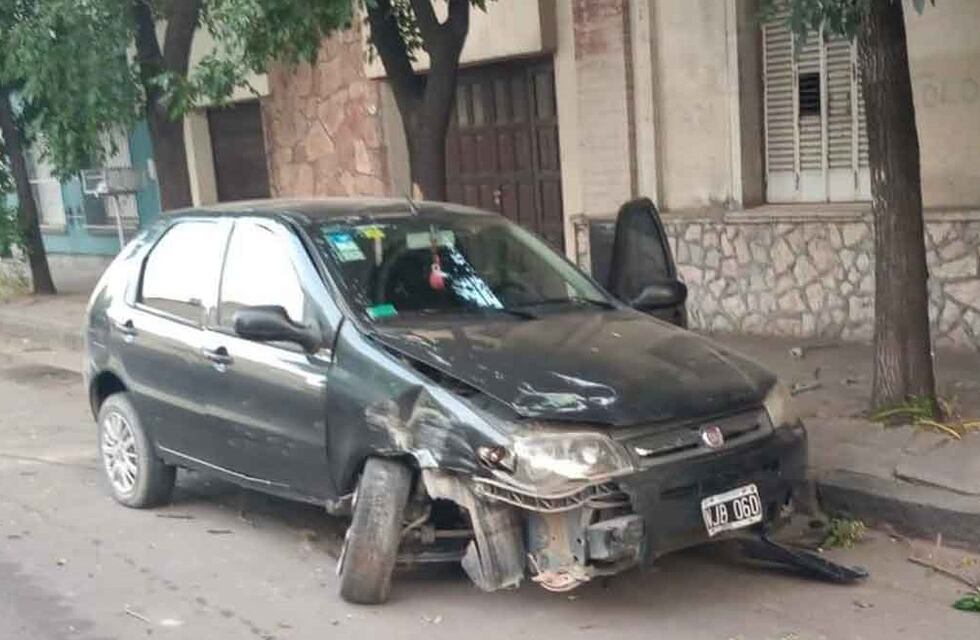 Manejaba alcoholizada y chocó contra un árbol