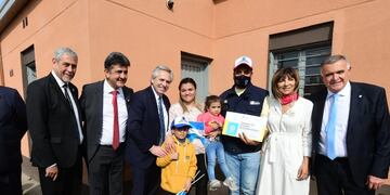 En Manantial Sur, el Presidente Alberto Fernández entregó junto a Jaldo la casa 50 mil de su gestión