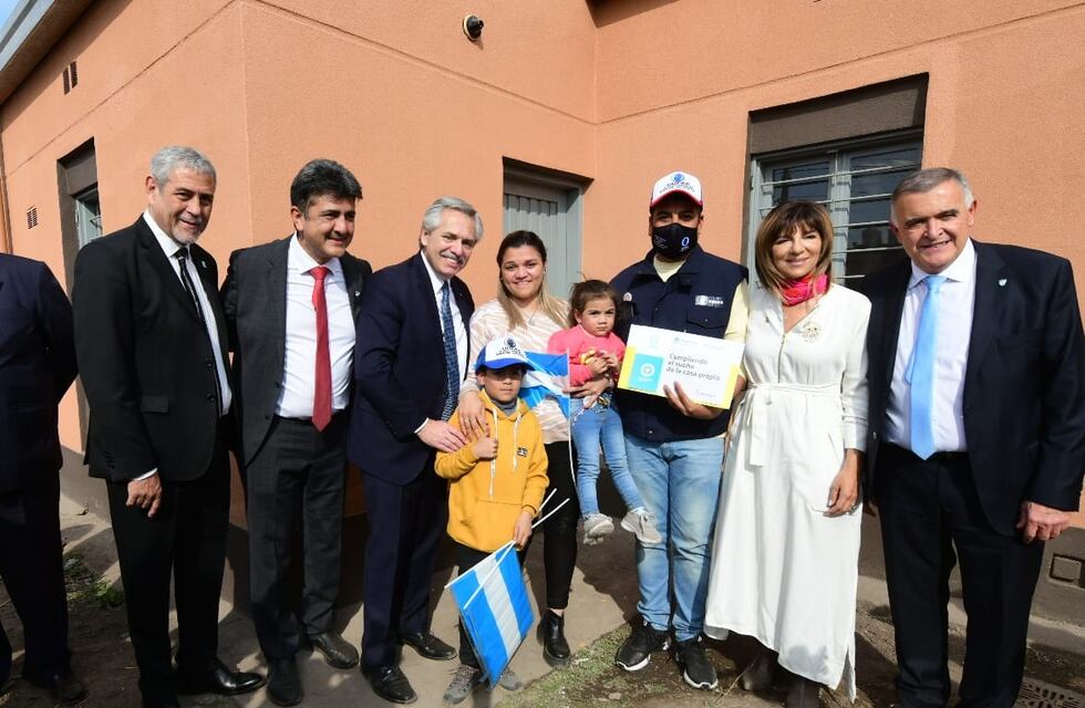 En Manantial Sur, el Presidente Alberto Fernández entregó junto a Jaldo la casa 50 mil de su gestión