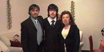 Damián, el egresado que murió hace 14 años, junto a sus padres.