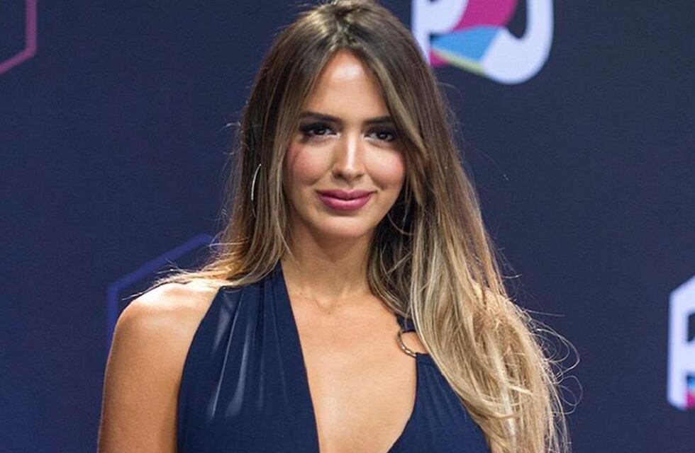 Shannon de Lima posó con un body rosa pink y unas botas blancas