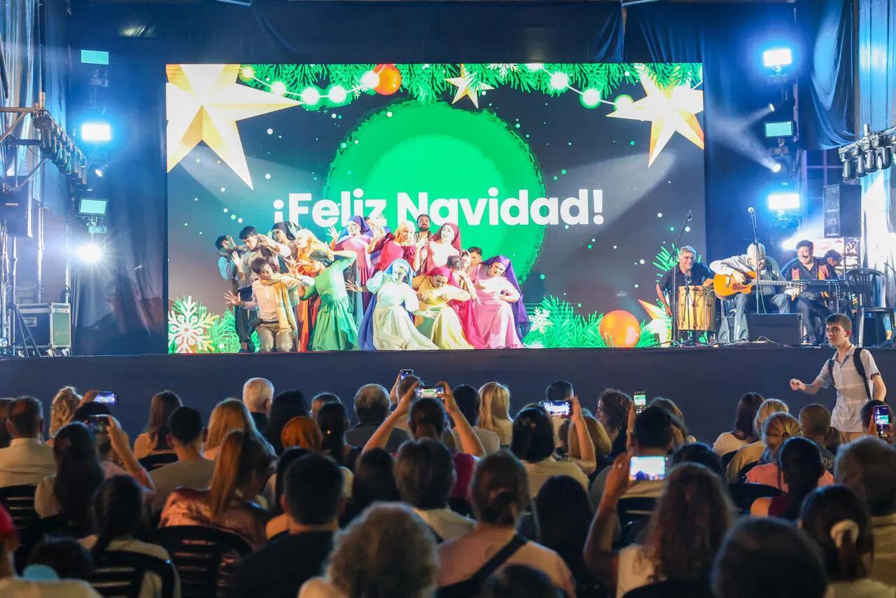 Con más de 50 intérpretes, la propuesta convocó a vecinos y turistas en una función pensada para el cierre de año.