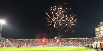 Instituto colmó su estadio en el empate con Riestra, y llegará como escolta al clásico con Belgrano (Facundo Luque).