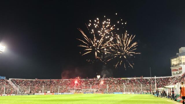 Instituto colmó su estadio en el empate con Riestra, y llegará como escolta al clásico con Belgrano (Facundo Luque).