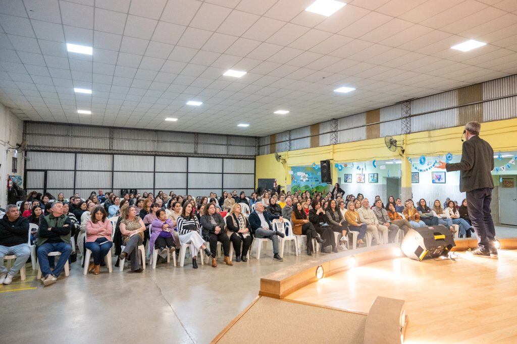 Disertó en Arroyito por el mes de las infancias el Dr. Enrique Orchanski