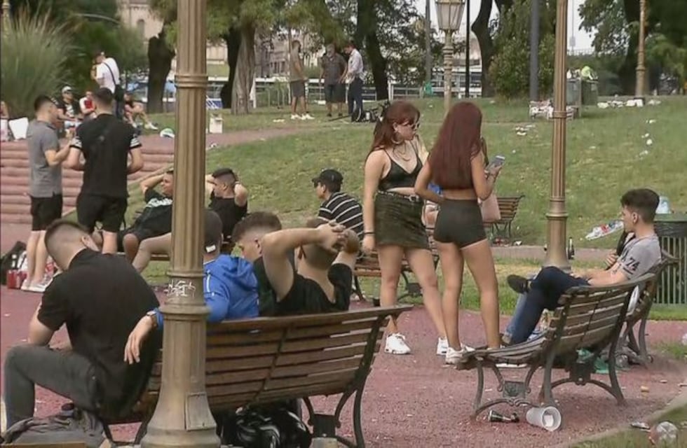 Año Nuevo y descontrol en Parque Chacabuco: jóvenes increparon a un móvil de TN