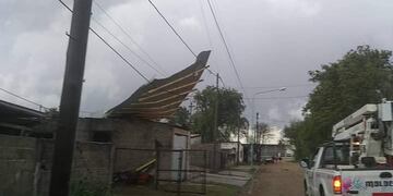 En Coronel Moldes el viento voló los techos de varias construcciones. (La Voz)