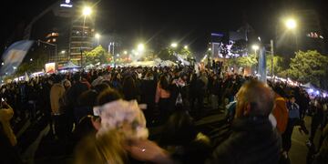 Un nutrido grupo de cordobeses salió a festejar el triunfo argentino, en la esquina del Patio Olmos.