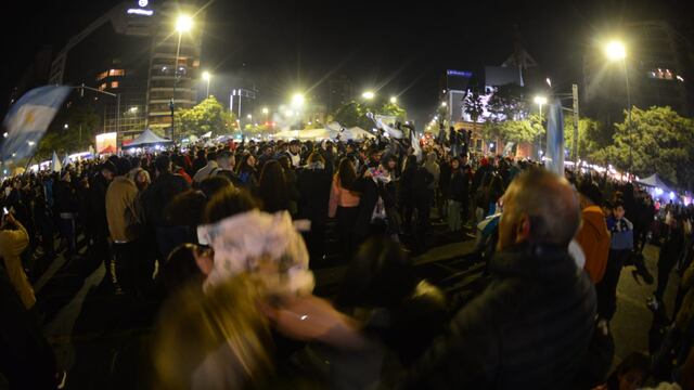 Un nutrido grupo de cordobeses salió a festejar el triunfo argentino, en la esquina del Patio Olmos.