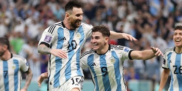 Julián Álvarez celebra con Messi el tanto de Argentina ante Croacia. (Prensa Fifa).
