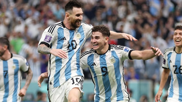 Julián Álvarez celebra con Messi el tanto de Argentina ante Croacia. (Prensa Fifa).