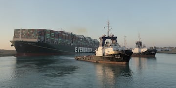 El buque portacontenedores Ever Given, uno de los portacontenedores más grandes del mundo, después de haber sido parcialmente reflotado, en el Canal de Suez, Egipto.