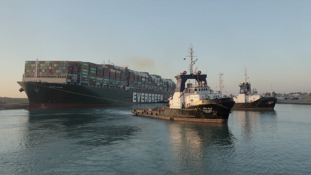 El buque portacontenedores Ever Given, uno de los portacontenedores más grandes del mundo, después de haber sido parcialmente reflotado, en el Canal de Suez, Egipto.