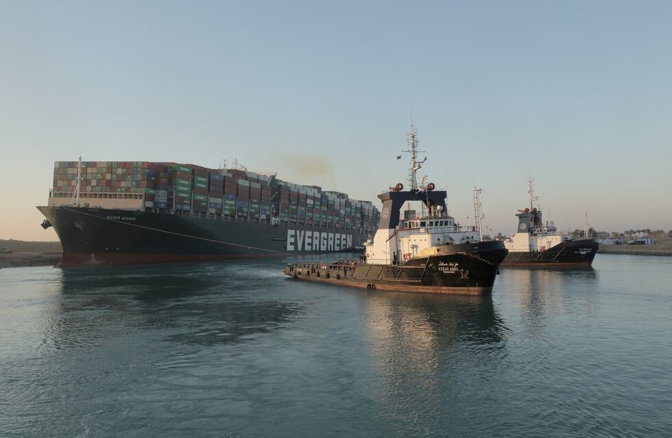 Canal de Suez: lograron desencallar el buque atascado, y ya se encuentra paralelo a la orilla