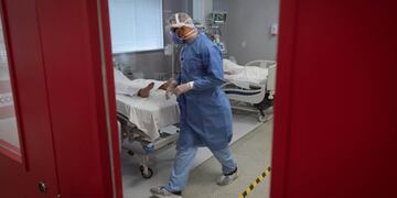 Un policía se vistió de médico para ver a su padre infectado con Covid-19 (imagen ilustrativa)