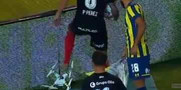 Pablo Pérez pisando el dron que interrumpió le clásico rosarino.