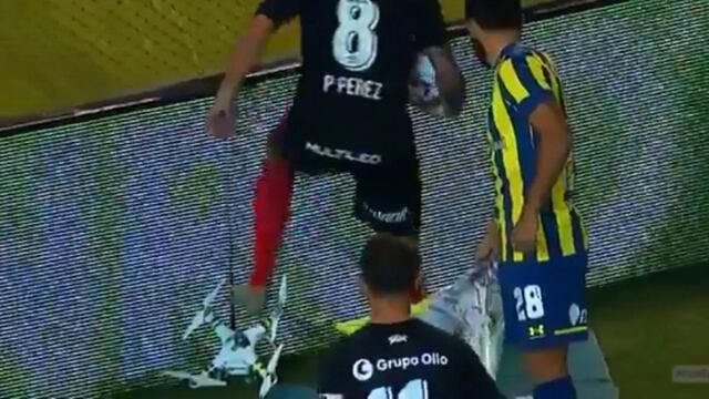 Pablo Pérez pisando el dron que interrumpió le clásico rosarino.