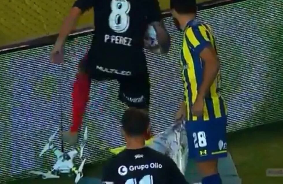 Qué decía la bandera que colgaba del dron que Pablo Pérez rompió en el clásico rosarino