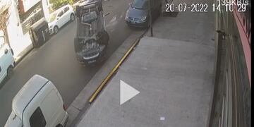 El vehículo quedó volcado en medio de la avenida Warnes al 500. Captura de video.