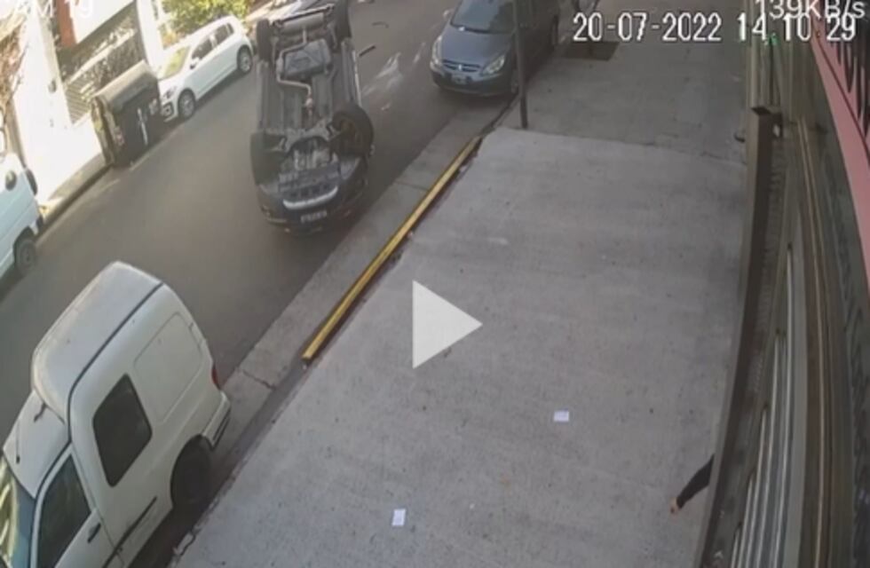 Terribles imágenes: el video del vuelco de un auto en plena avenida, en el barrio de Villa Crespo