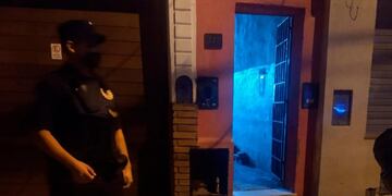 La vivienda del ex jefe de la barra celeste fue atacada a tiros.