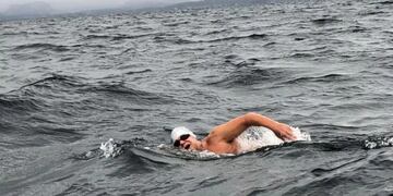 Un nadador de 54 años cruzó el Lago Nahuel Huapi sin traje de neopreno.