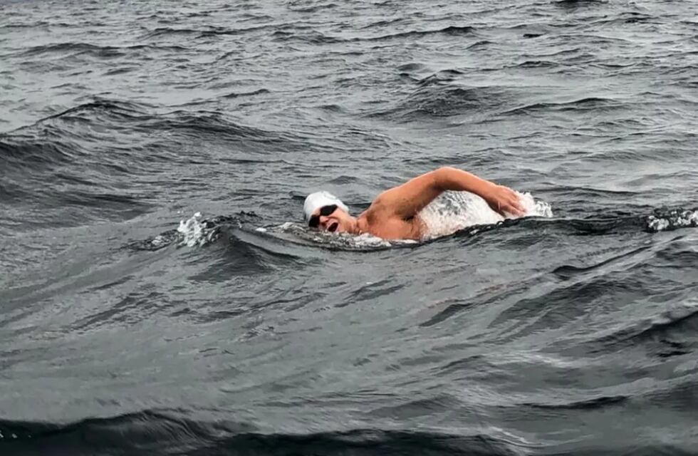 Bariloche: un hombre cruzó el Nahuel Huapi sin traje de neopreno