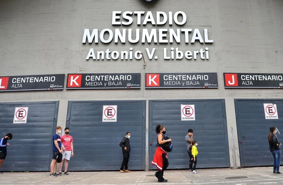 Problemas en el Monumental por la falta de vacunas para personal de salud