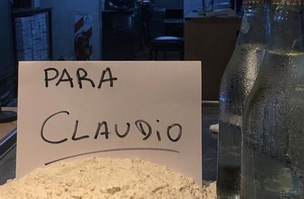 El desafío viral a un cliente enojado por los precios: ¿se puede hacer pizza solo con harina y agua?
