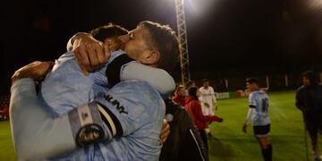 Vegetti celebra. Su gol fue una de las claves para el triunfo del líder Belgrano en su visita a Agropecuario, en Carlos Casares. (José Gabriel Hernández / La Voz)