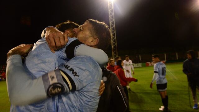 Vegetti celebra. Su gol fue una de las claves para el triunfo del líder Belgrano en su visita a Agropecuario, en Carlos Casares. (José Gabriel Hernández / La Voz)