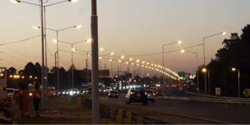 El corredor tiene cartelería que indica una máxima de 100 kilómetros por hora, pero no sanciona a los infractores.