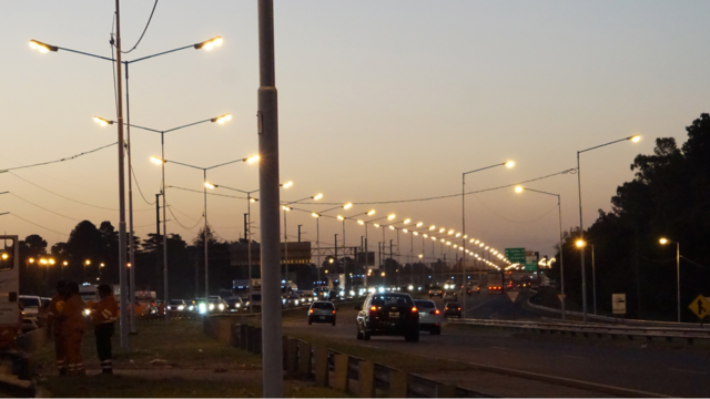 El corredor tiene cartelería que indica una máxima de 100 kilómetros por hora, pero no sanciona a los infractores.