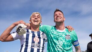 Sosa y Herrera celebran la clasificación de Talleres a los cuartos de final de la Copa Argentina. (Prensa Talleres)