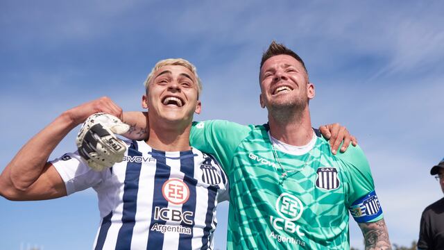 Sosa y Herrera celebran la clasificación de Talleres a los cuartos de final de la Copa Argentina. (Prensa Talleres)