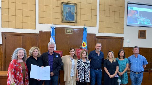 Las actrices Mercedes Carreras, junto a sus hijas María, Marisa y Victoria recibieron el reconocimiento post morten de “Vecino Destacado”