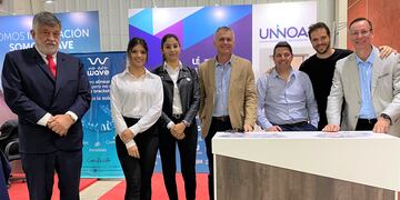 El gerente de la empresa Ledesma y presidente de la Unión Industrial de Jujuy, Federico Gatti (al centro), en el stand de la UniNoa en la Expo Santiago.