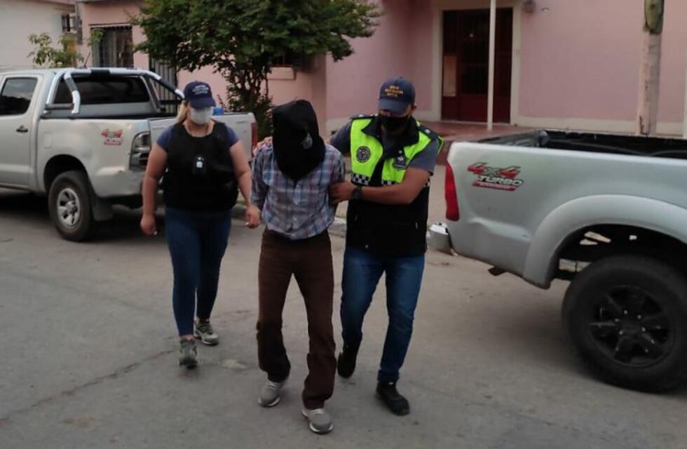 Fue detenido tras una persecución por los techos: está acusado de violencia de género