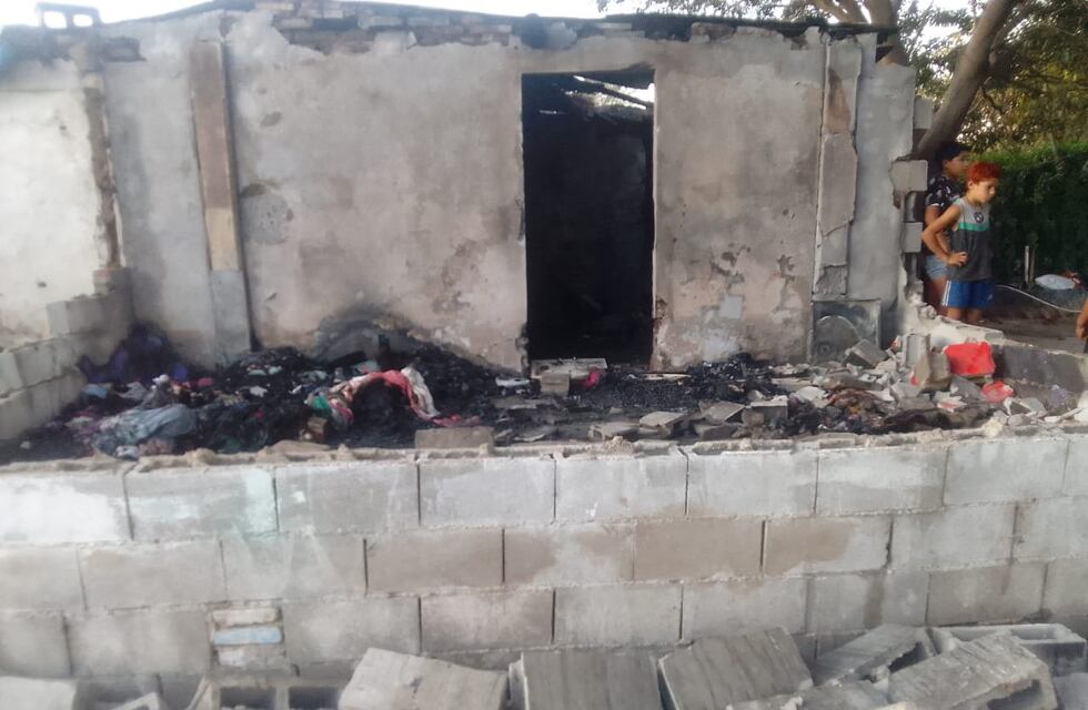 Córdoba: un feroz incendio dejó a una familia sin hogar y piden colaboración urgente