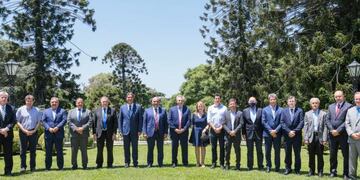 Jaldo junto al presidente y los gobernadores.