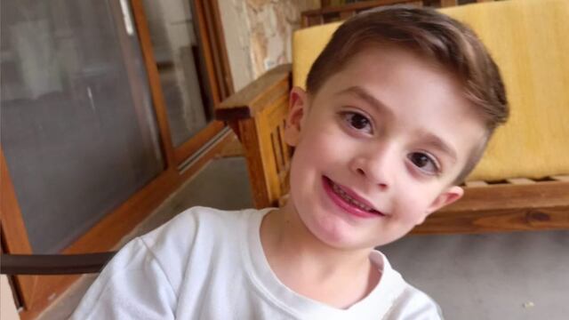 Los padres de Rafa, un pequeño sanjuanino que tiene una enfermedad poco frecuente, exigen que le den su medicamento.