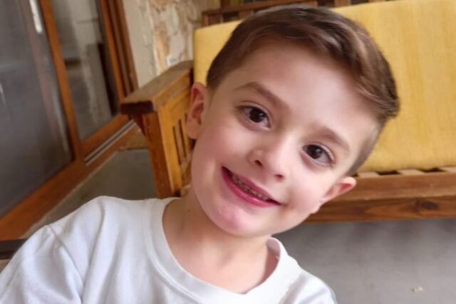 Los padres de Rafa, un pequeño sanjuanino que tiene una enfermedad poco frecuente, exigen que le den su medicamento.